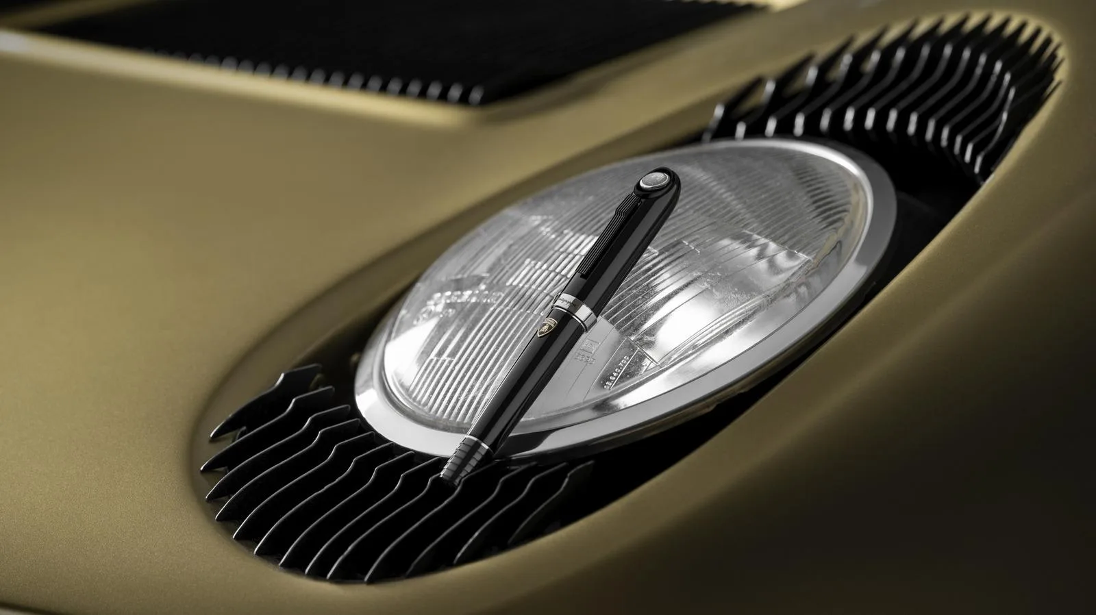С выдвижной фарой в колпачке: Montegrappa представила ручки в стиле Lamborghini Miura