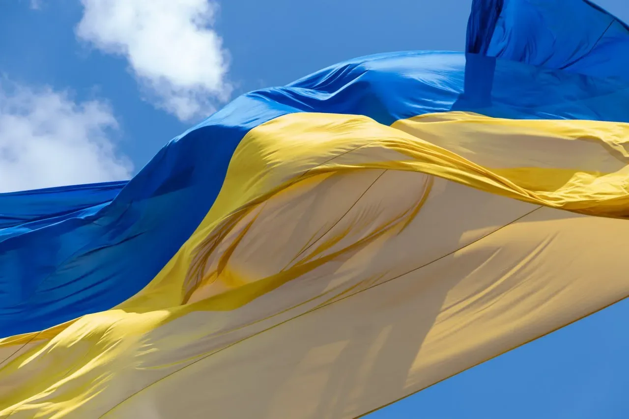 У Києві через сильний вітер тимчасово приспустять головний прапор України