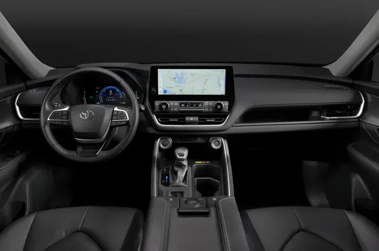 Передняя панель, руль и мультимедийный экран в салоне Toyota Grand Highlander
