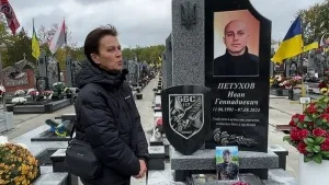 «Це була позиція сина»: у Кропивницькому на могилі полеглого бійця встановили пам'ятник з російською мовою