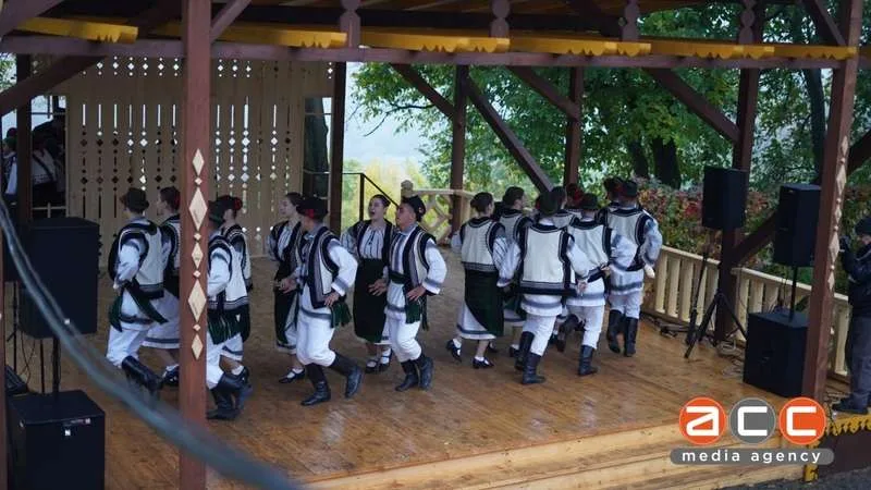 У Чернівцях на височині відкрили мистецький простір із різьбленим ґанком