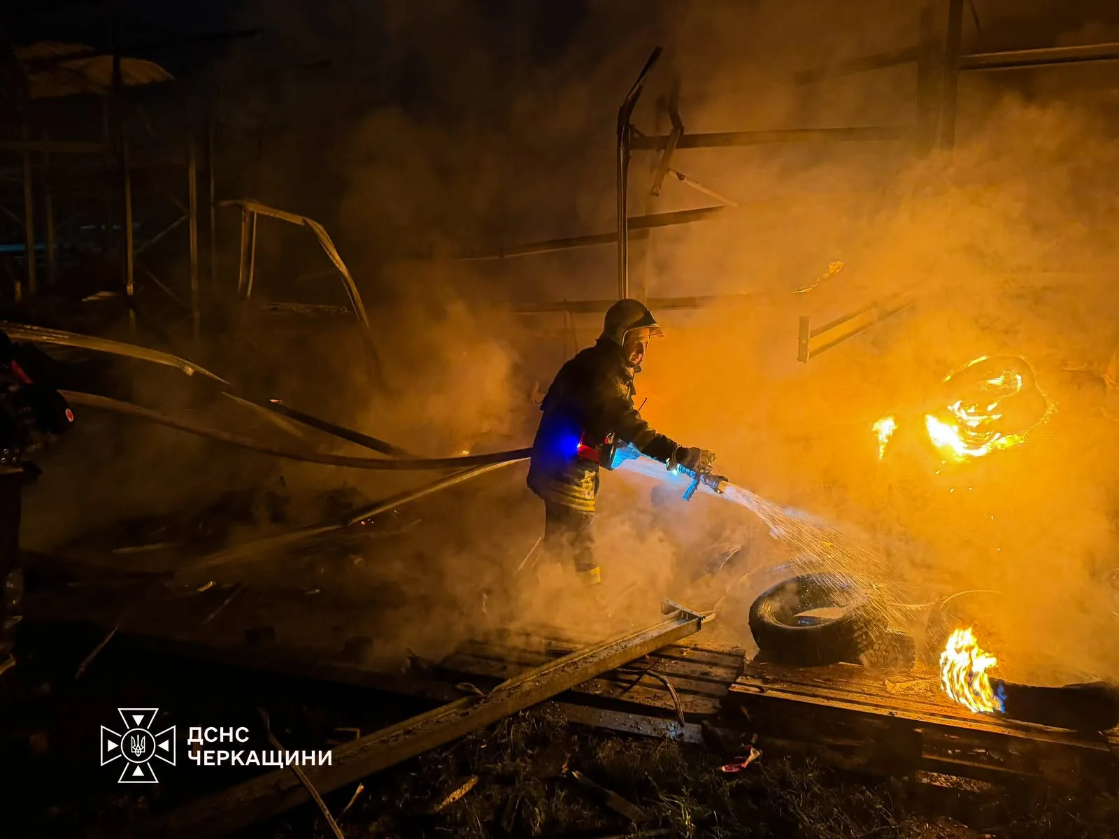 На зображенні може бути: вогонь, ливарня і текст