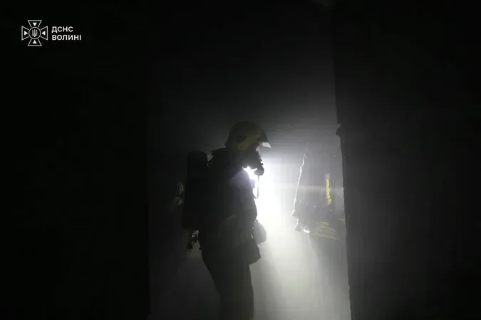 У Луцьку ліквідували пожежу в «Адреналін Сіті»: рятувальники розбирають конструкції (фото)
