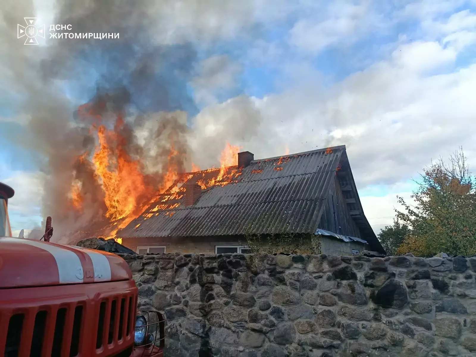 Зруйновані вогнем дахи будинків на Звягельщині