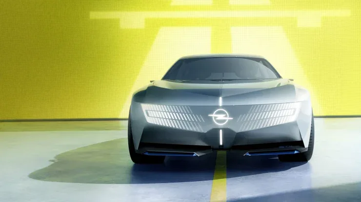 Передняя часть электромобиля Opel STX Concept в анфас с подсвеченной эмблемой Opel, светодиодной оптикой и цельной панелью Opel Vizor
