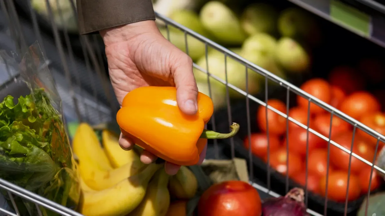 Продукти подорожчають щонайменше на 10%, а ліки ще більше: до чого готуватися українцям