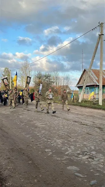 Помер від важкого поранення: на Волині попрощалися з Героєм Романом Лисюком (фото)