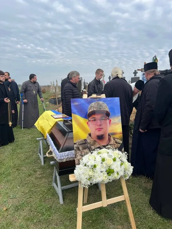 Загинув у поїзді у день свого 21-річчя: на Волині попрощалися з воїном Віктором Сігнаєвським (фото)
