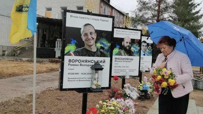У громаді поблизу Чернігова відкрили меморіальний стенд полеглому воїну