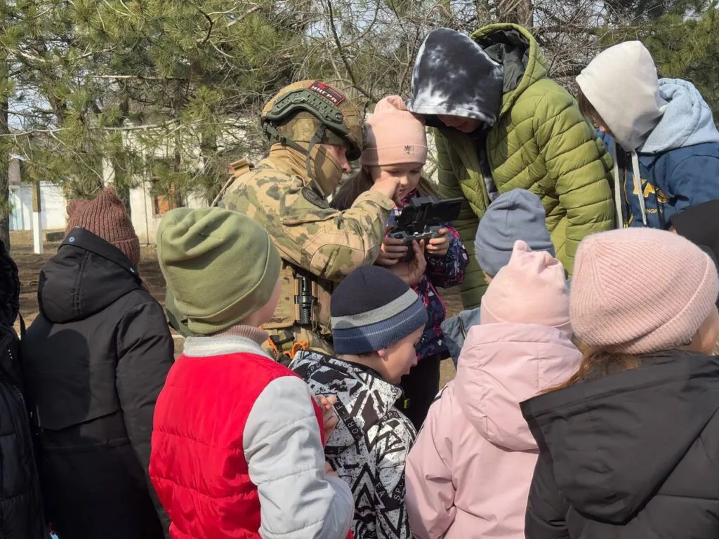 Окупаційна влада залучає російських військових і силовиків до ідеологічного виховання дітей у Чернігівській громаді Запорізької області