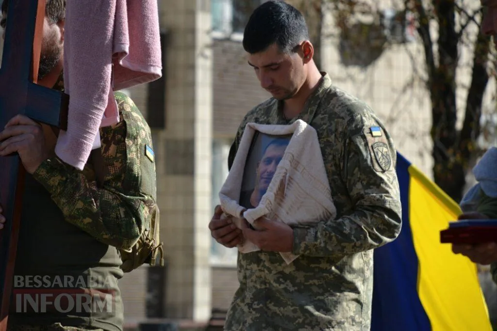Кілія схилила коліно перед загиблим на Миколаївщині командиром безпілотних авіакомплексів Павлом Каранягою