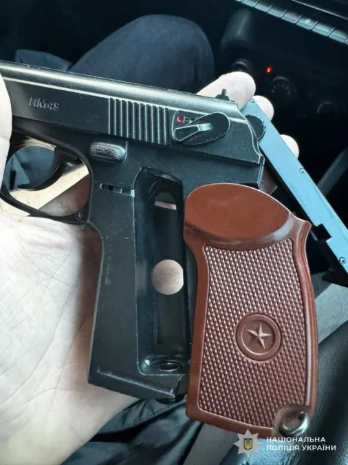 У Львові двоє мешканців Дніпропетровщини побили перехожого та погрожували пістолетом - 05.10.2026