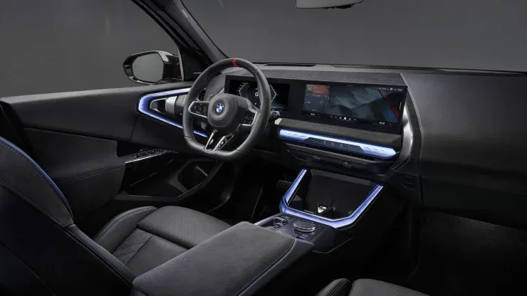 Интерьер нового BMW X3 M50 xDrive с отделкой из чёрной алькантары, синей прострочкой и спортивным рулём M