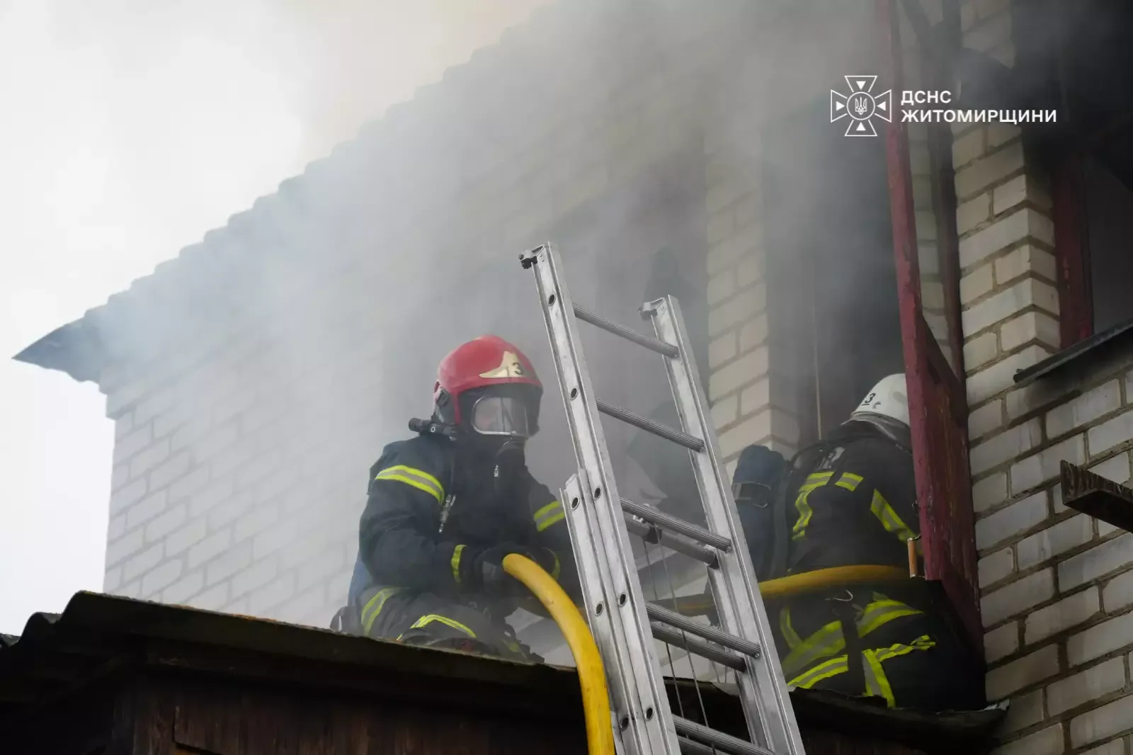 Ліквідація вогню у двоповерховому будинку