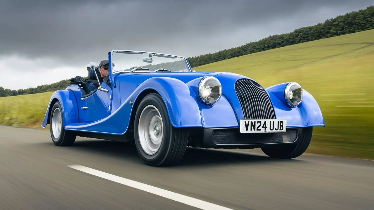 Другой Morgan спорткар в движении