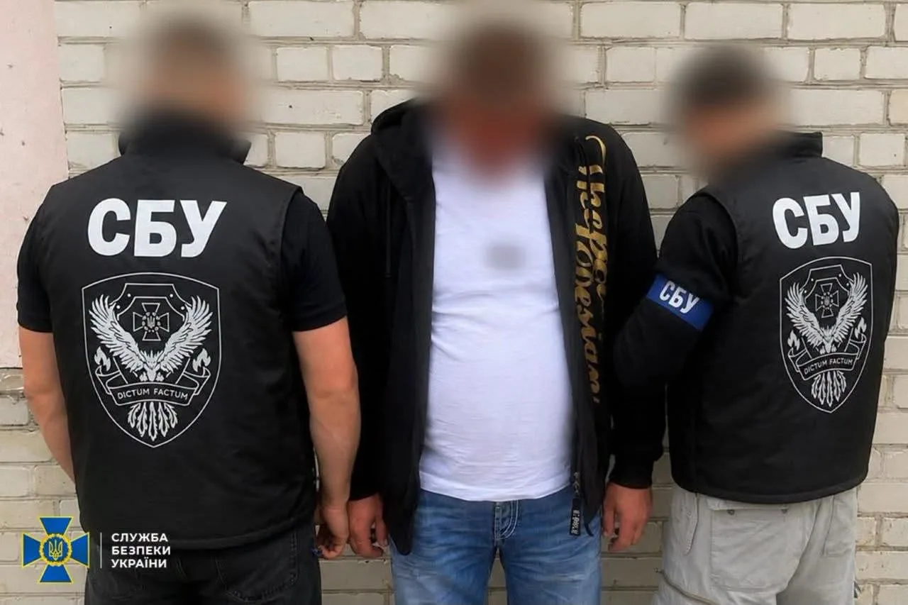 Правоохоронці затримали двох рецидивістів, які на замовлення рф готували серію терактів у центрі Києва (фото, відео) Правоохоронці затримали двох рецидивістів, які на замовлення рф готували серію терактів у центрі Києва