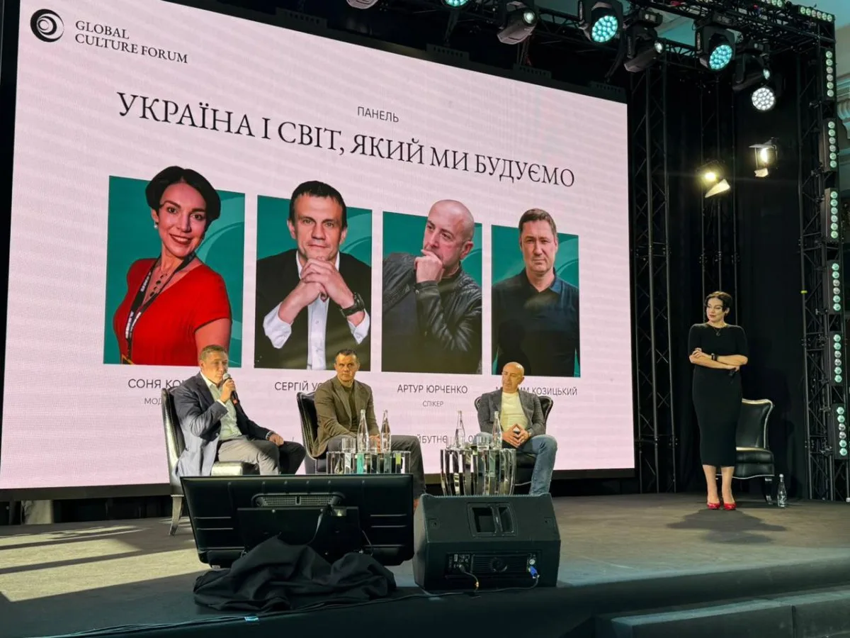 Максим Козицький, Сергій Устенко, Артур Юрченко та Соня Кошкіна (праворуч) під час панельної дискусії 