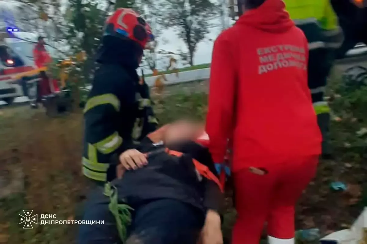 У Дніпрі ВАЗ врізався в дерево водій загинув, трьох пасажирок травмовано