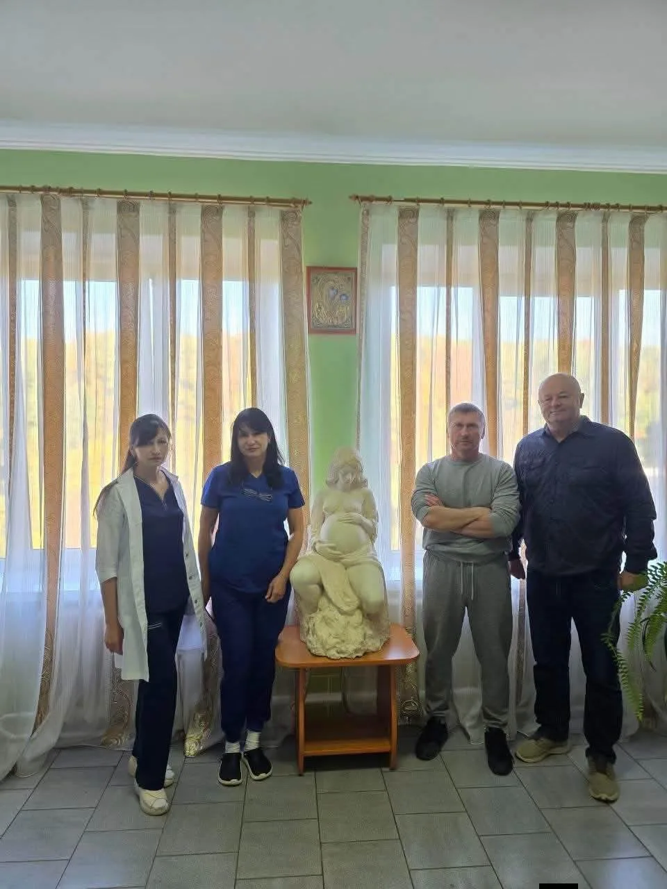 Воїн ЗСУ подарував Калуському пологовому будинку власноруч виготовлені скульптури