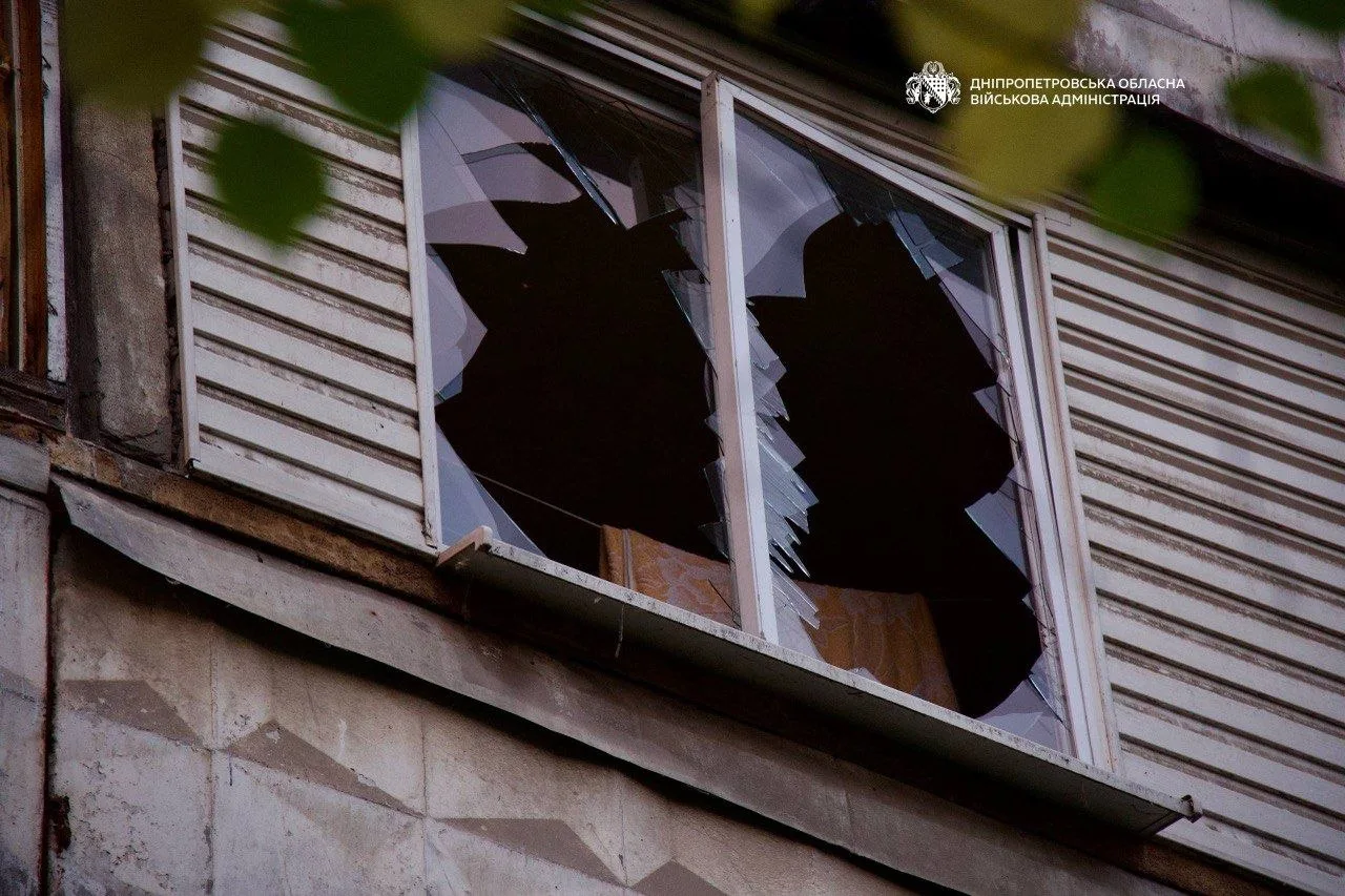 рф атакувала Дніпро та область пошкоджені багатоповерхівки транспортний об’єкт та автівки