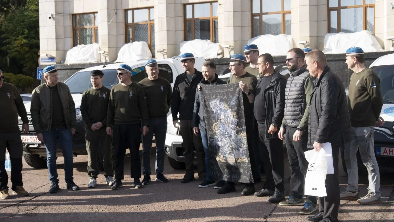 Естонські волонтери передали автомобілі для ЗСУ