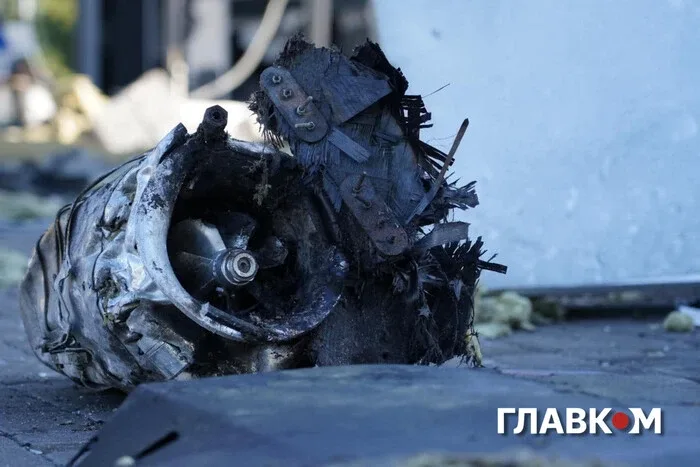 Окупанти атакували Київ: уламки дрона впали біля АЗС, є загиблий