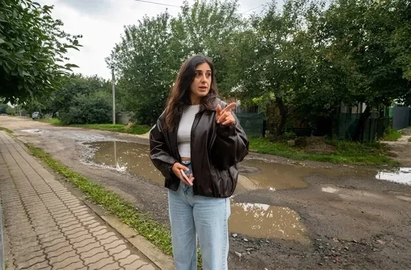 Ями, болото після дощу і жодного тротуару: у Луцьку жителі Степової чекають на ремонт дороги (фото, відео)