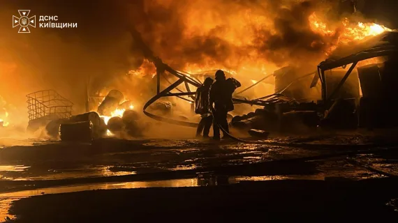 На підприємстві в Бучанському районі локалізували пожежу після атаки РФ