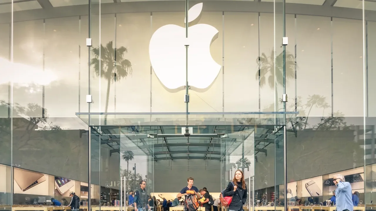 Apple вперше закрила торги з капіталізацією понад $5 трлн. До цього такий показник був у NVIDIA