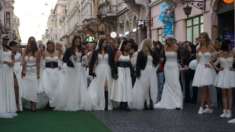 У Чернівцях влаштували байк-шоу з показом весільних суконь: фата, шкіряні куртки та рев моторів
