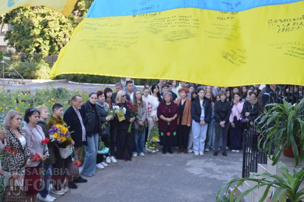 У Білгороді-Дністровському відкрили меморіальні дошки двом випускникам ліцею «Лідер», які служили в «Азові»