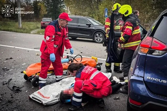 Пасажирів затиснуло в палаючій автівці: у ДТП на Вишгородщині загинули двоє людей