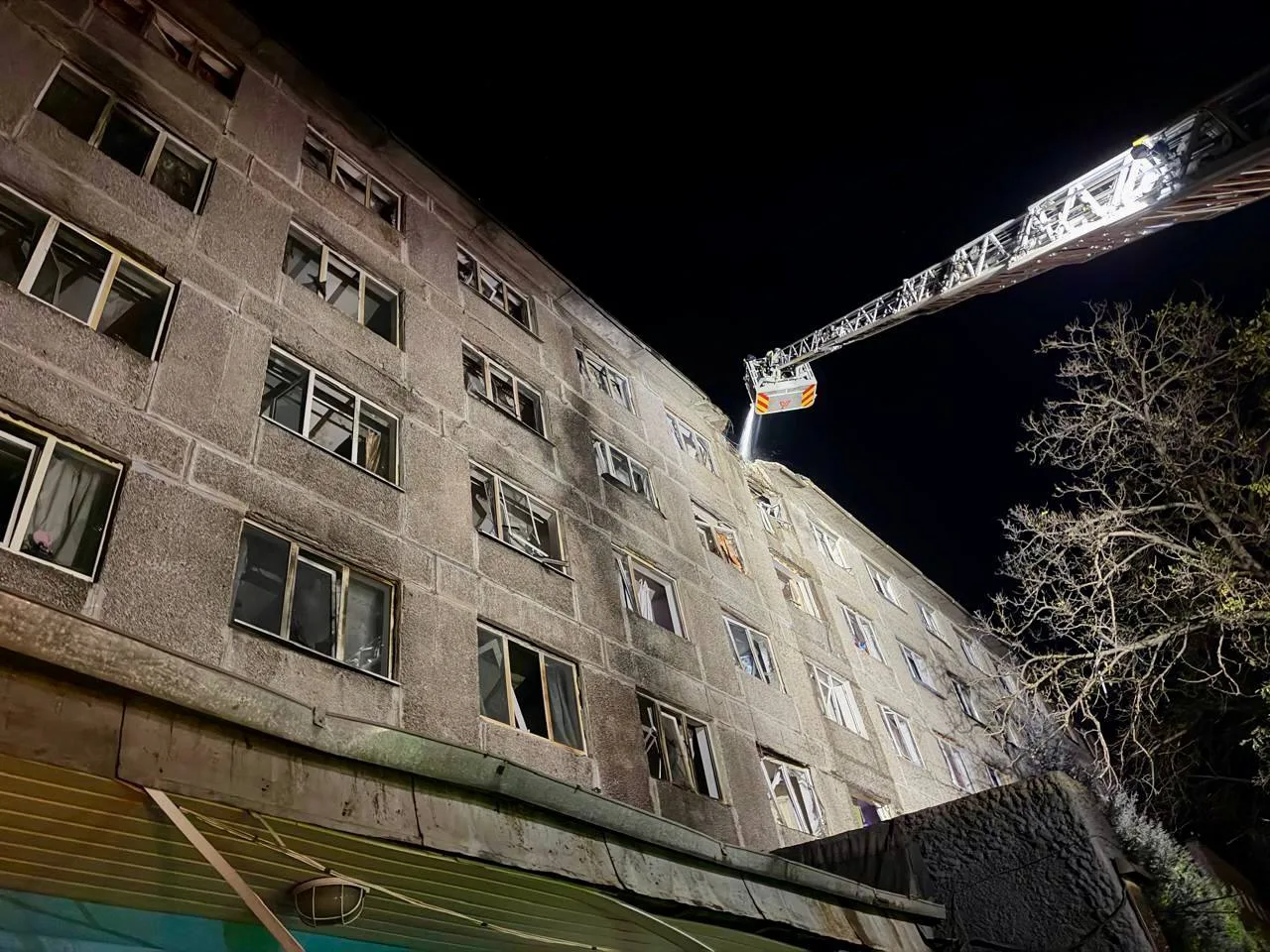 «У будівлі гуртожитка 17-го профтехучилища, що страждає від російських атак уже вдруге, вибито понад пів сотні вікон», — Філатов про наслідки ворожого удару по Дніпру