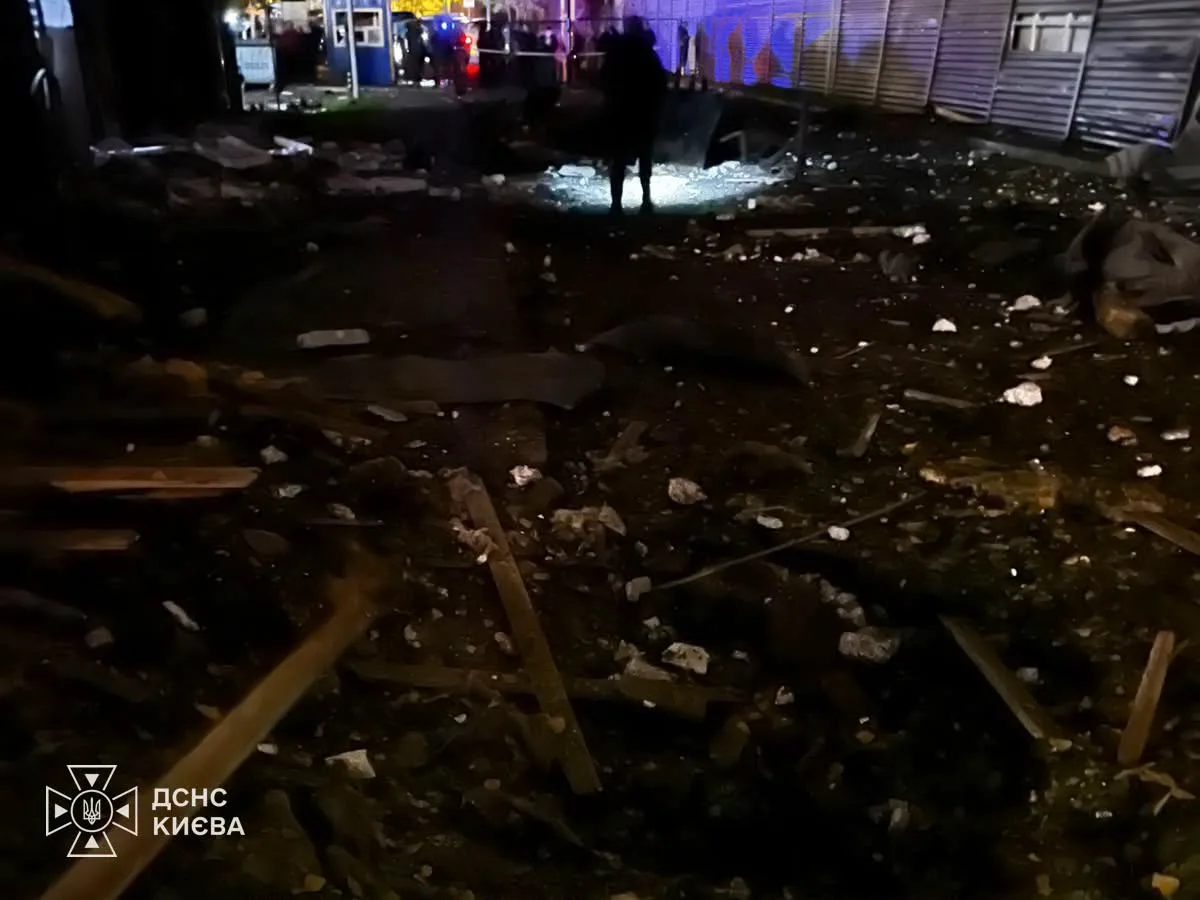 Одна людина загинула внаслідок нічної ворожої атаки на Київ (фото, відео)