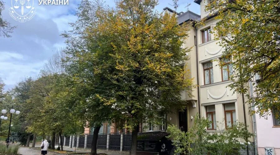 Прокуратура через суд вимагає охоронних договорів для історичної будівлі у Франківську