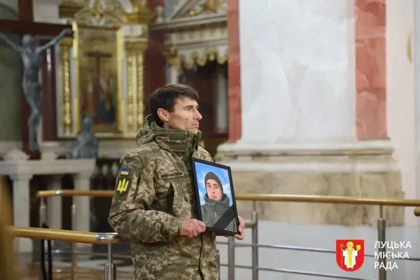 Залишилася трирічна донька: у Луцьку провели в останню дорогу воїна&nbsp;Артема Тютюнника (фото)