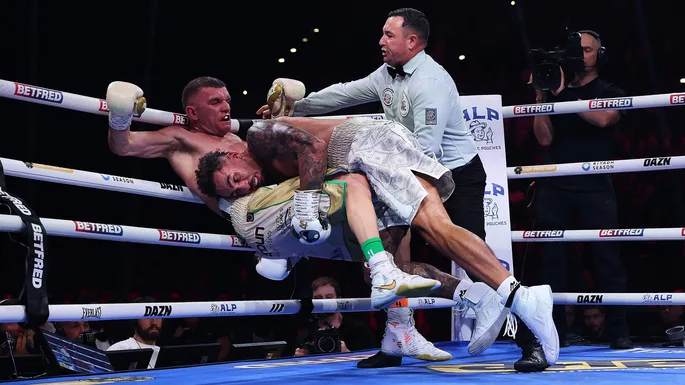Віттакер "вижив" у битві за пояс WBC Silver після повного домінування у перших дев'яти раундах
