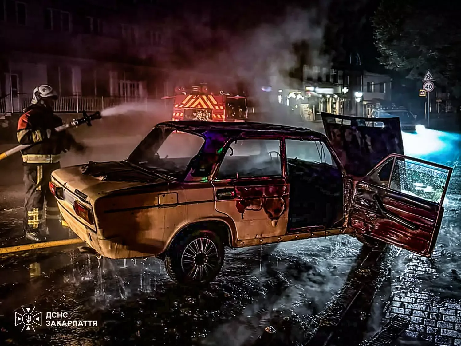 У Міжгір’ї вогнеборці ліквідували пожежу в легковому автомобілі
