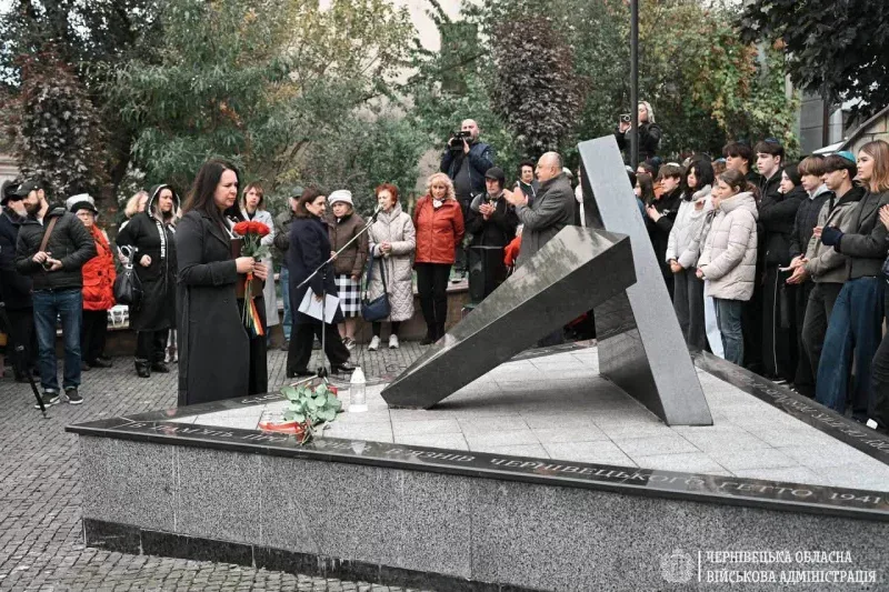 У Чернівцях вшанували жертв Голокосту та відкрили погруддя Траяна Поповича