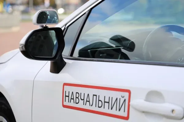 На Волині ветеран отримав грант і придбав два авто для навчання водіїв (фото)