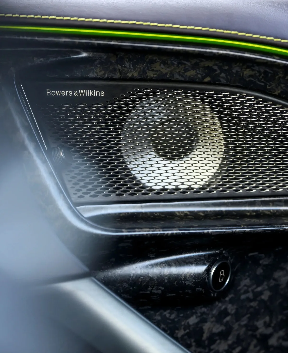 Динамик Bowers & Wilkins в салоне