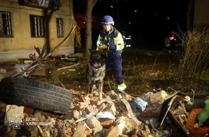 Під’їзд житлового будинку в Харкові, зруйнований російським ракетним ударом