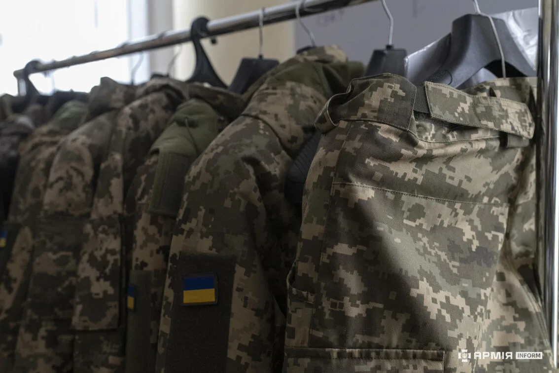 Військова форма висить на вішаках