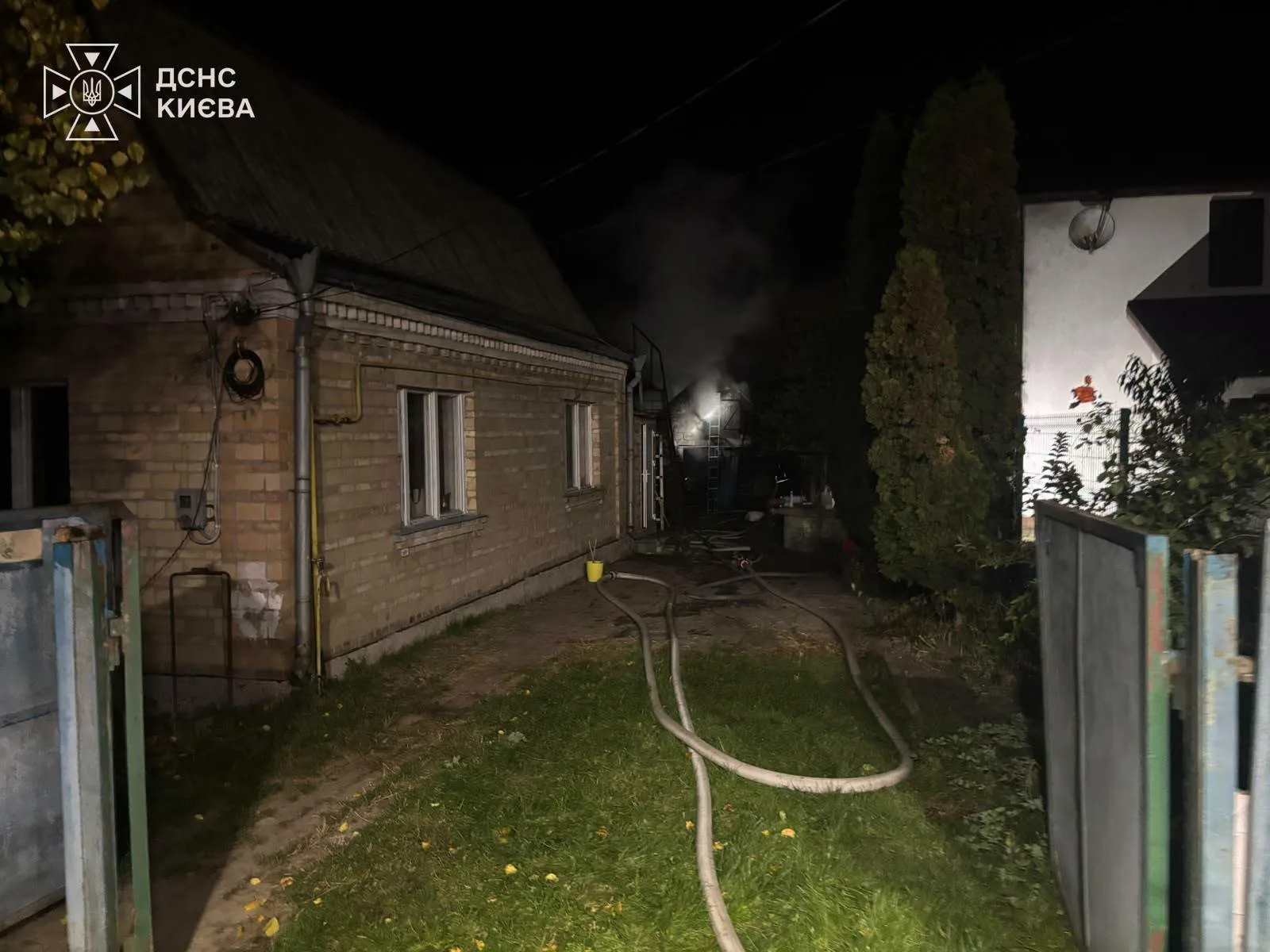 Внаслідок чергового обстрілу рф стались пожежі у Шевченківському та Солом'янському районах (фото, відео)