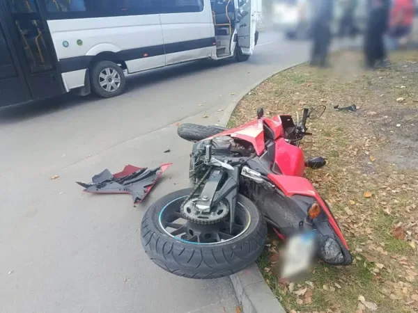 На Ковельщині сталися дві ДТП з постраждалими: травмувалися водії мотоцикла та легковика (фото)