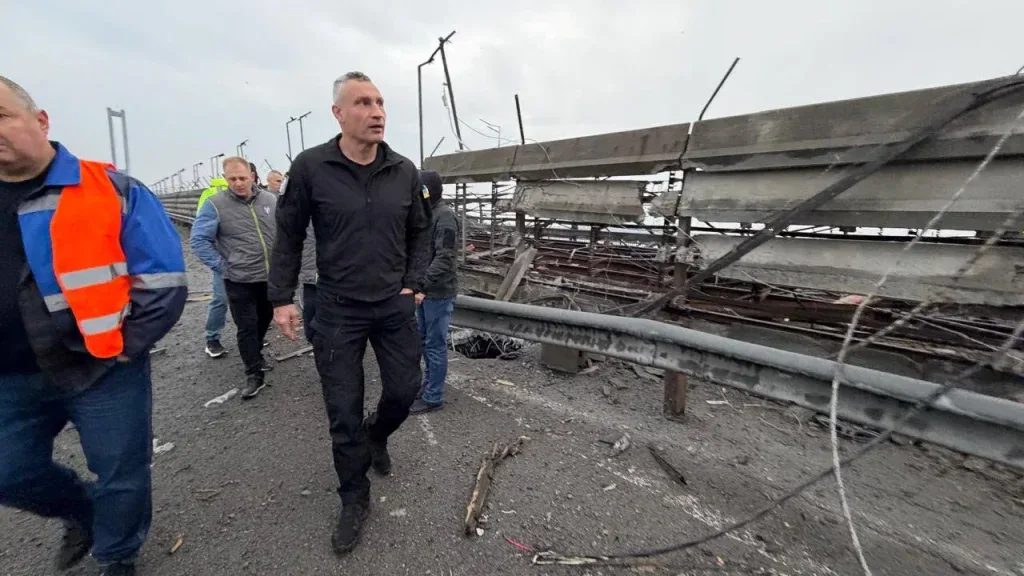 Південний міст, метро, університетський гуртожиток: У Києві руйнації та жертви від чергового повітряного нападу
