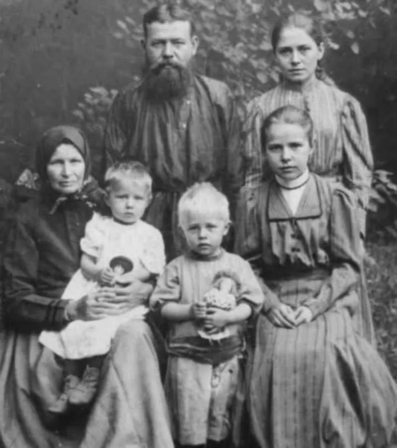 1922 год. Злая свекровь прокляла бесприданницу-сироту, искренне желая ей скорой могилы, но карма оказалась куда изобретательнее человеческой злобы