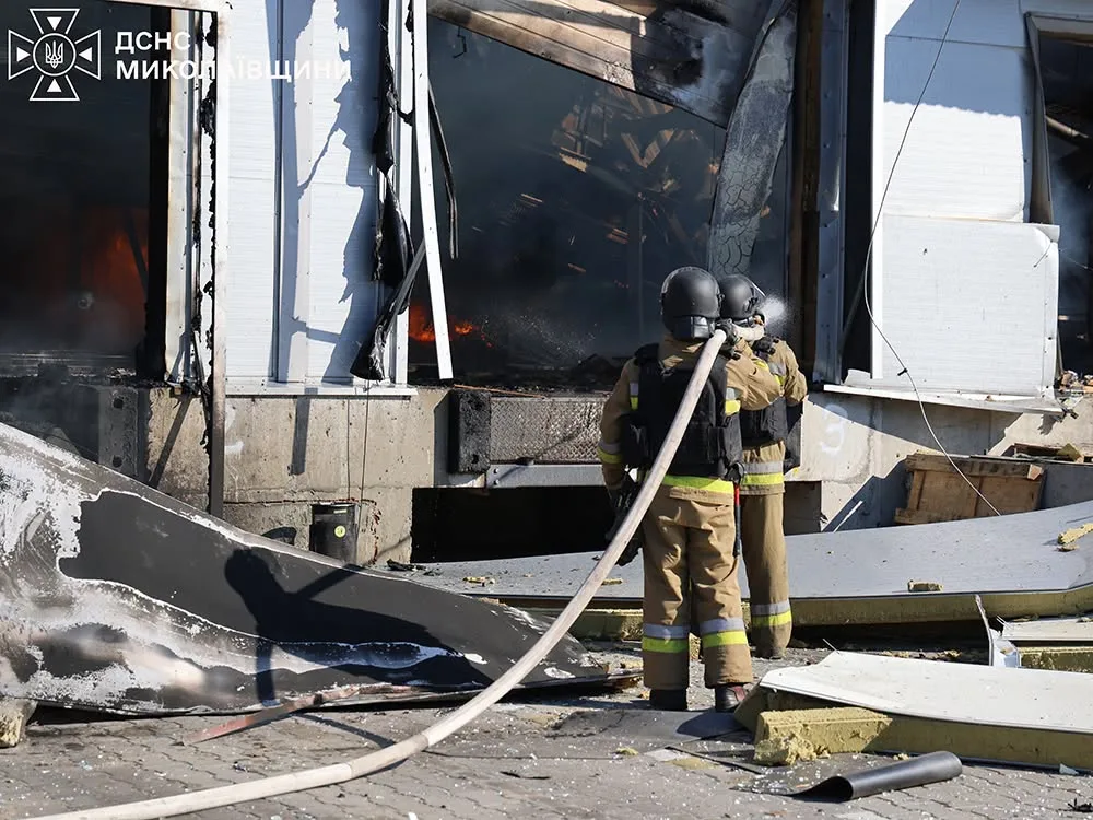 Рятувальники показали наслідки сьогоднішнього удару дронами по Миколаєву (ФОТО)