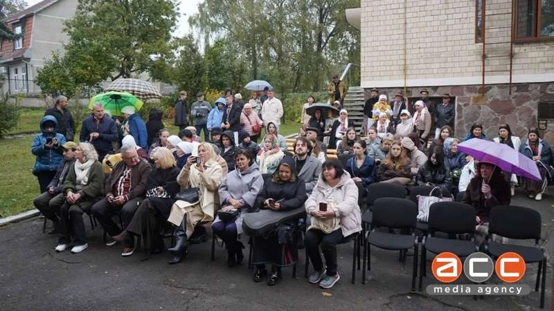 У Чернівцях на височині відкрили мистецький простір із різьбленим ґанком