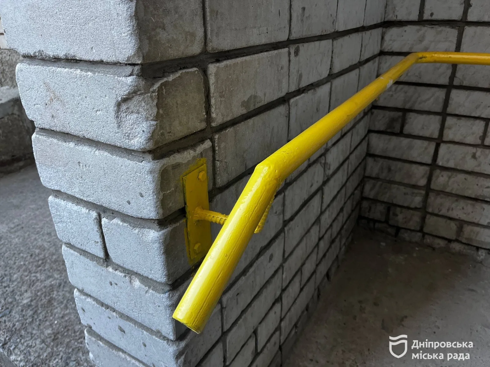 Поручні, пандуси та допоміжні конструкції: у Дніпрі продовжують облаштовувати безбар’єрний доступ до будинків - 02.10.2026
